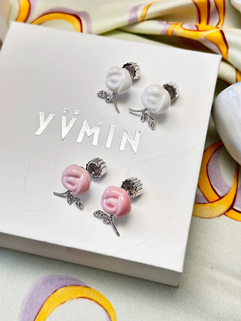 Ceramic rose necklace detail