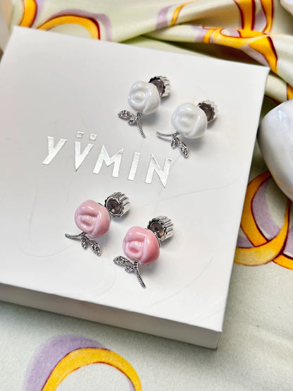 Ceramic rose necklace detail