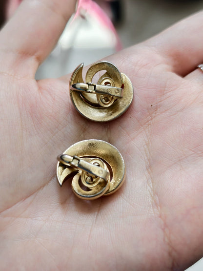 Trifari Gold-Tone Swirl Clip-On Earrings – photograph 4