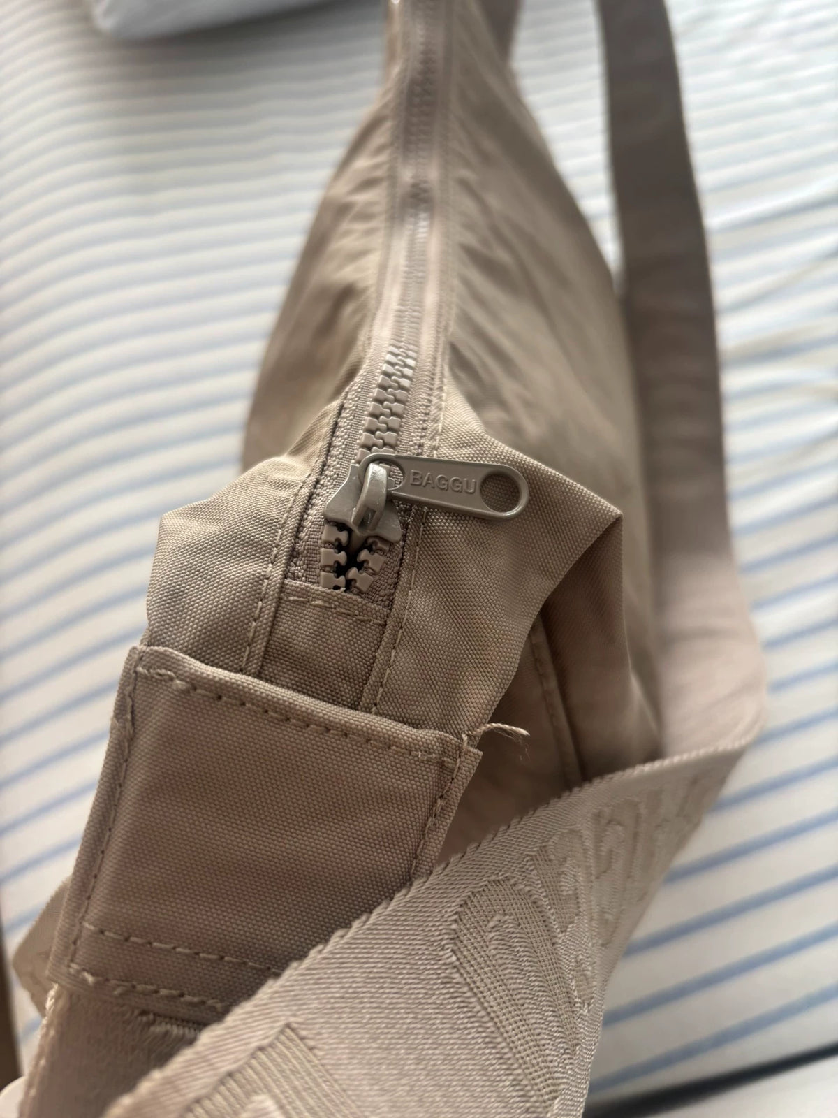 BAGGU Dove Grey Crescent Bag — product detail 3
