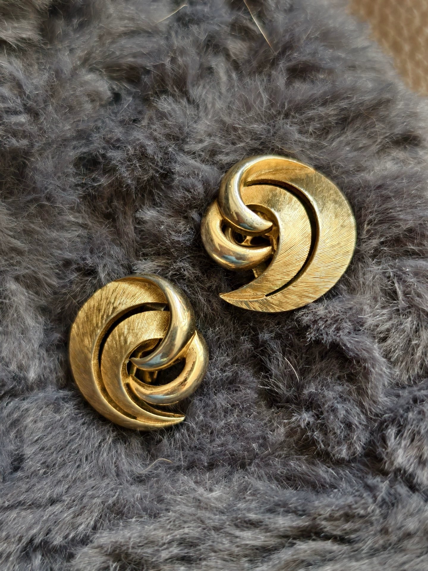 Trifari Gold-Tone Swirl Clip-On Earrings – photograph 1