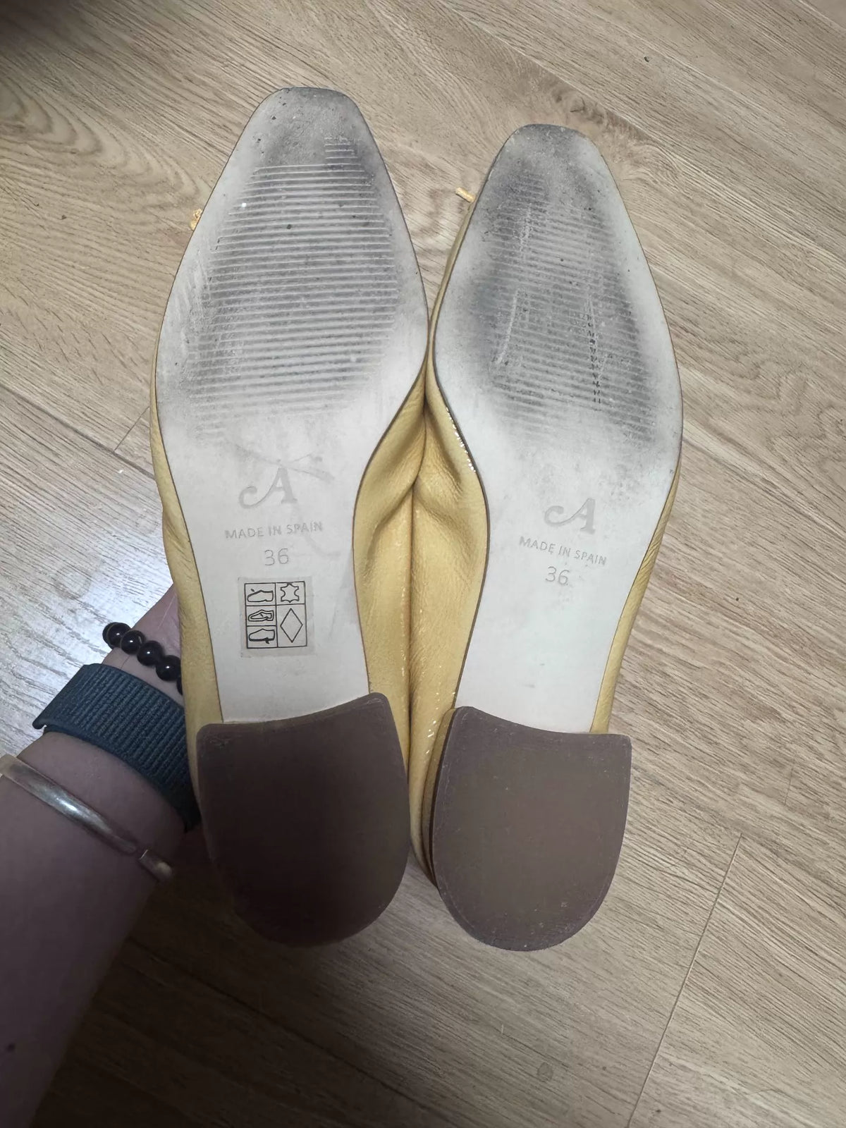About Arianne Butter-Yellow Leather Mid-Heel Shoes – photograph 8