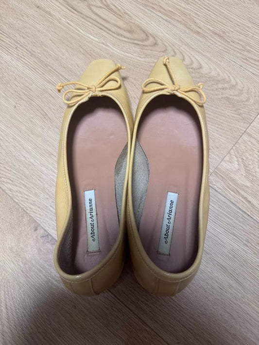 About Arianne Butter-Yellow Leather Mid-Heel Shoes – photograph 1
