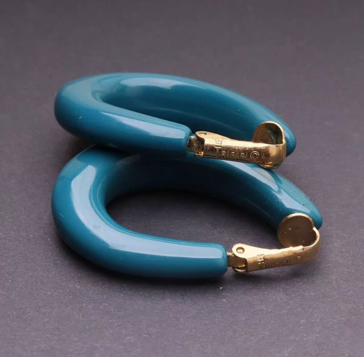 Trifari Peacock-Blue Acrylic Drop Clip-On Earrings – photograph 3