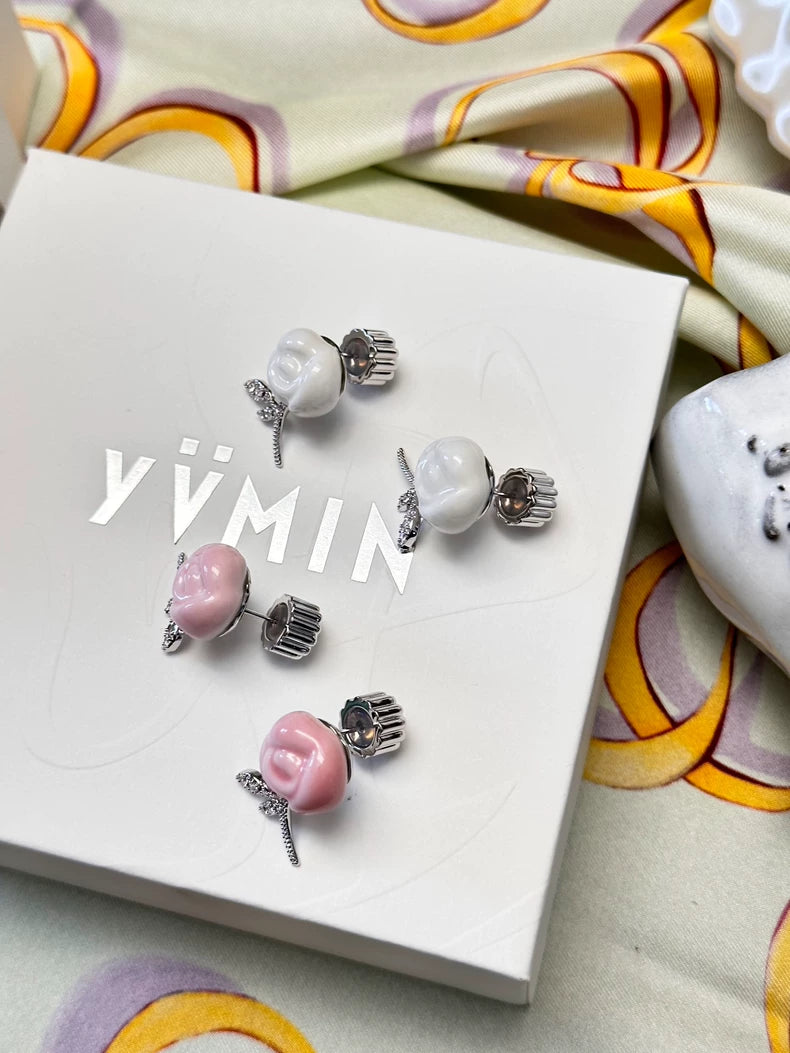 Ceramic rose necklace detail