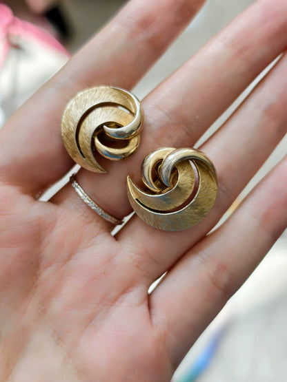 Trifari Gold-Tone Swirl Clip-On Earrings – photograph 3
